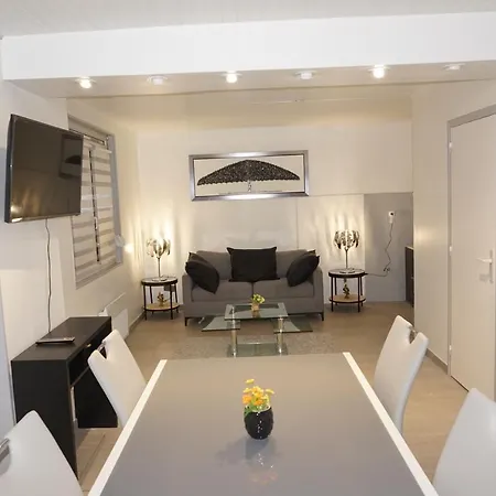 De Standing Apartment